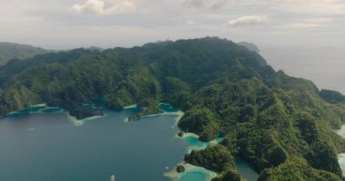 Coron, Palawan 'daki adaların ve gölcüklerin güzel manzarası. Filipinler.
