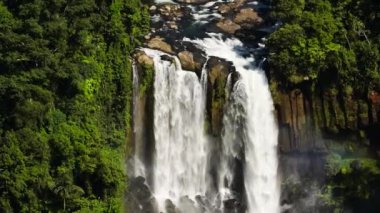 Kayalık yapıları ve su sıçraması olan güzel şelaleler. Limunsudan Şelalesi. Mindanao, Filipinler.