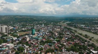 Kuzey Mindanao, Filipinler 'deki Cagayan de Oro' da nehir kenarındaki yerleşim yeri..