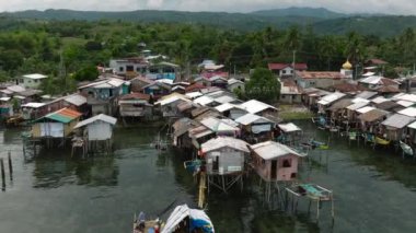 Zamboanga 'daki Stilt evleri. Turkuaz suyla berrak deniz suyu. Mindanao, Filipinler.