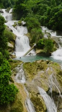 Şelalenin insansız hava aracı manzarası. Cennete giden sözde merdiven. Aliwagwag Şelalesi. Mindanao, Filipinler. Dikey görünüm.