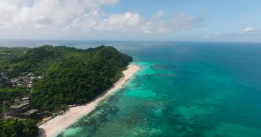 Okyanus dalgaları, Puka Shell Sahili 'ndeki beyaz kuma çarpıyor. Boracay, Filipinler.