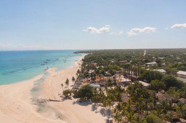 Bantayan Adası 'ndaki kumsal ve kumsal manzarası. Kota Sahili 'nde saydam su ve okyanus dalgaları üzerinde yüzen bir tekne. Cebu, Filipinler.