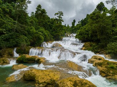Aliwagwag Falls 'un havadan görünüşü. Cateel, Davao Oriental. Filipinler.