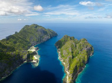 Mavi denizli tropik adalar. Tapiutan ve Matinloc. El Nido, Filipinler.
