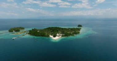 Samal 'da Malpano Adaları. Mavi gökyüzü ve bulut. Davao, Filipinler.