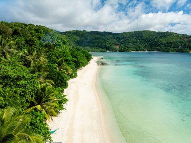 Romblon, Filipinler 'deki Tiamban Plajı' nda kumlu sahil manzarası ve berrak su..