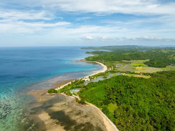 Beyaz kumları ve tarlaları olan sahil beldeleri. Santa Fe, Tablas, Romblon. Filipinler.