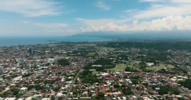 Filipinler 'in en büyük şehri. Davao 'nun güzel drone manzarası. Mindanao..