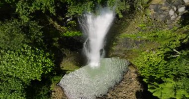 Şelaleli doğal güzellik. Filipinler 'deki Alalum Şelalesi. Mindanao..