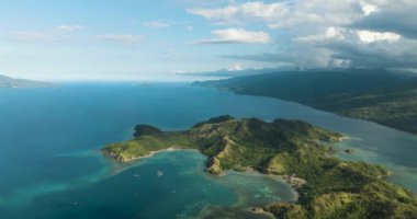 Mati, Davao Oriental 'deki uyuyan dinozor adasının sahillerinde güzel gök mavisi su ve mercanlar. Filipinler.