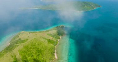 Logbon Adası ve Alad Adası üzerinde mavi denizli sis ve bulutlar. Romblon, Filipinler.