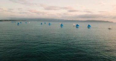 Paraw Yelkenli tropik deniz manzarası, Boracay 'da günbatımı aktivitesi. Filipinler.