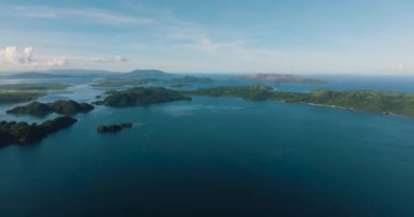 Mavi denizli tropikal adaların havadan bakış açısı. Deniz Burnu. Açık gökyüzü ve bulutlar. Mindanao, Filipinler.