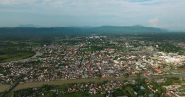 Cotabato City 'nin hava aracı görüntüsü. Mahalle sakinleri. Mindanao, Filipinler. Şehir manzarası.