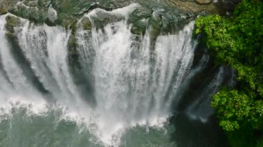 Bislig 'deki şelale manzarası. Mindanao, Filipinler 'deki Tinuy an Falls. Yavaş Hareket.