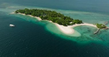 Mavi denizin üzerinde tekne, Buenavista Adası 'nda beyaz kumlu sahil şeridi. Samal, Davao. Filipinler. Seyahat kavramı.