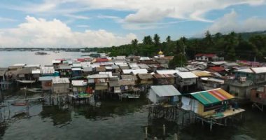 Zamboanga sahilindeki stilt evlerin köyleri. Mindanao, Filipinler.