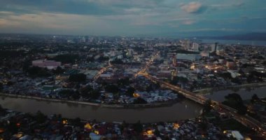 Nehir ve konut binaları olan Davao City. Mindanao, Filipinler. Şehir manzarası.