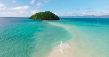 Turkuaz deniz suyu ve Bang-og Adası çevresinde dalgalar. Mavi gökyüzü ve bulutlar. Romblon, Romblon. Filipinler.