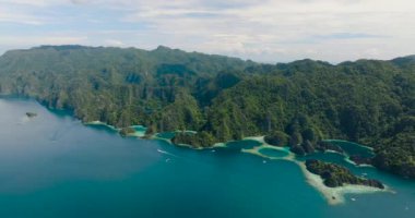 Koron, Palawan 'daki turkuaz su üzerinde tekneleri olan lagünlerin manzarası. Filipinler.