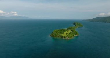 Mavi okyanusla çevrili tropikal adanın güzel doğası. Samal Adası. Davao, Filipinler. Deniz Burnu.