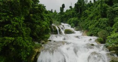 Aliwagwag Falls 'daki merdiven benzeri kaya oluşumlarının hava görüntüsü. Mindanao, Filipinler.