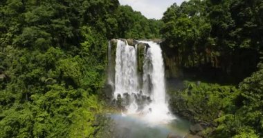 Limunsudan Şelalesi 'nin su sıçramasının üzerinde gökkuşağı. Mindanao, Filipinler.