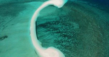 Turkuaz suyla kumsalda okyanus dalgaları. Beyaz Ada. Camiguin Adası. Filipinler.