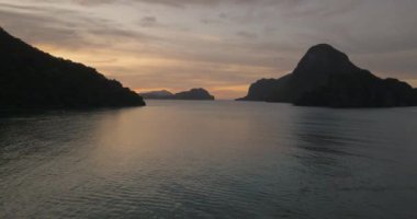 Deniz üzerindeki karanlık bulutlar ve El Nido 'daki adalar. Palawan, Filipinler.