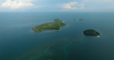 Mavi deniz ve mercanlı tropikal adalar. Zamboanga, Filipinler.
