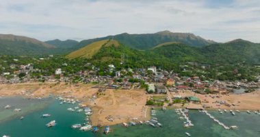 Kıyı bölgesinde binaları, evleri ve tekneleri olan Coron Town Proper. Palawan, Filipinler.