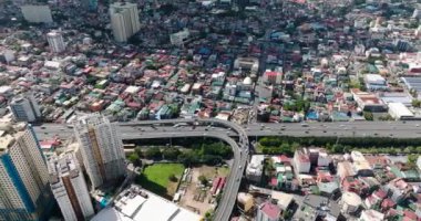 Hava yolunda çalışan araçların insansız hava aracı görüntüsü. Makati, Metro Manila 'daki oteller ve yerleşim alanları. Filipinler.