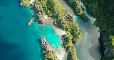Güzel gölleri ve havadan manzarası olan Miniloc Adası. El Nido, Filipinler. Palawan.