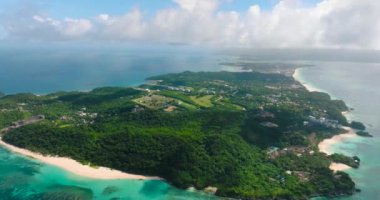 Puka Sahili, beyaz kum ve turkuaz su. Boracay Adası. Filipinler.
