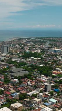 Mindanao 'nun başkentinin güzel ariel manzarası. Davao, Şehir. Mindanao, Filipinler. Dikey.