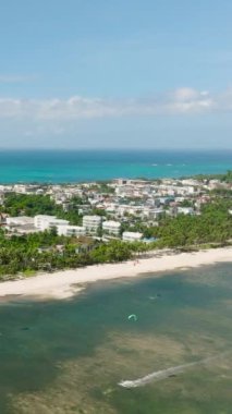 Boracay, Filipinler 'deki beyaz kumlu plajların ve modern binaların insansız hava aracı görüntüsü. Dikey görünüm.