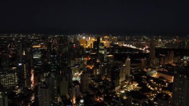 Gece vakti Makati şehrinin güzel renkli manzarası. Metro Manila Skyline. Filipinler.