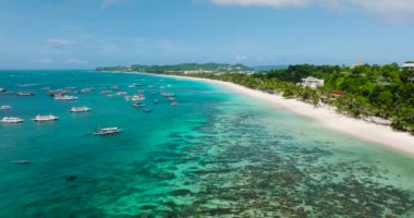 Tropik beyaz kumlu plaj ve tekneli şeffaf turkuaz deniz suyu. Boracay, Filipinler.