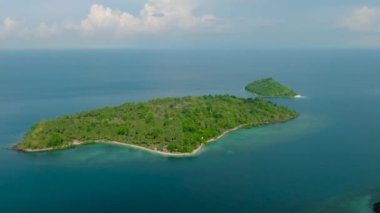 Buh-Buh Adası ve Baong Adası Sahili 'nin mavi deniz manzarası. Zamboanga del Sur. Mindanao, Filipinler.