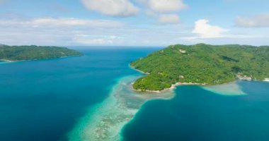 Tropik adadaki turkuaz su ve mercanların drone görüntüsü. Punta Corazon Romblon, Filipinler.