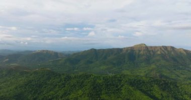 Yağmur ormanları ve ormanlarla kaplı dağ yamaçları. Dağ vilayetindeki vadi manzarası. Coron, Palawan. Filipinler.