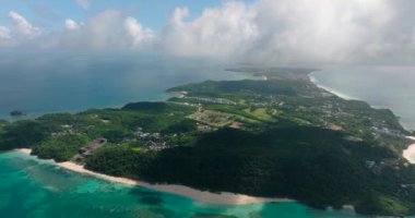 Boracay 'da Puka Sahili' nin havadan görünüşü ve turkuaz deniz suyu ile mercanlar. Filipinler.