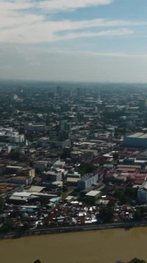 Nehirleri, köyleri ve ticari binaları olan bir şehir. Davao Şehri. Mindanao, Filipinler. Dikey görünüm.