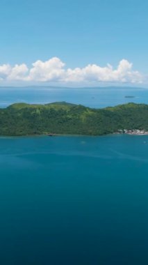 Güzel tropikal adaların ve mavi denizin havadan görünüşü. Mavi gökyüzü ve bulutlar. Mindanao, Filipinler. Dikey görünüm.