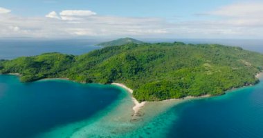 Alad Adası 'nın yeşil bitki ve ağaçlı insansız hava aracı görüntüsü. Romblon, Filipinler.