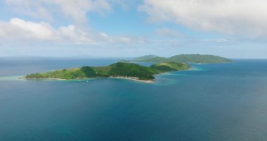 Beyaz kum ve mavi denizi olan tropik plajlar. Mavi gökyüzü ve bulutlar. Romblon, Filipinler.