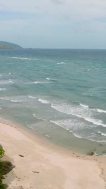 Beyaz kum ve kayalarda okyanus dalgaları. Santa Fe, Tablas, Romblon. Filipinler. Dikey görünüm.