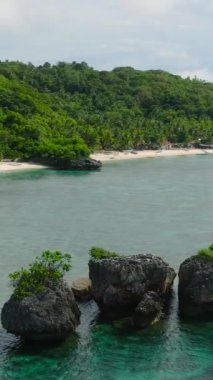 Kobrador Adası 'ndaki beyaz sahil ve adacığın havadan görünüşü. Romblon, Filipinler. Dikey görünüm.