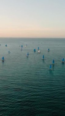 Denizde yüzen teknelerin güzel manzarası. Boracay Adası 'ndaki tropik plaj. Filipinler. Dikey görünüm.